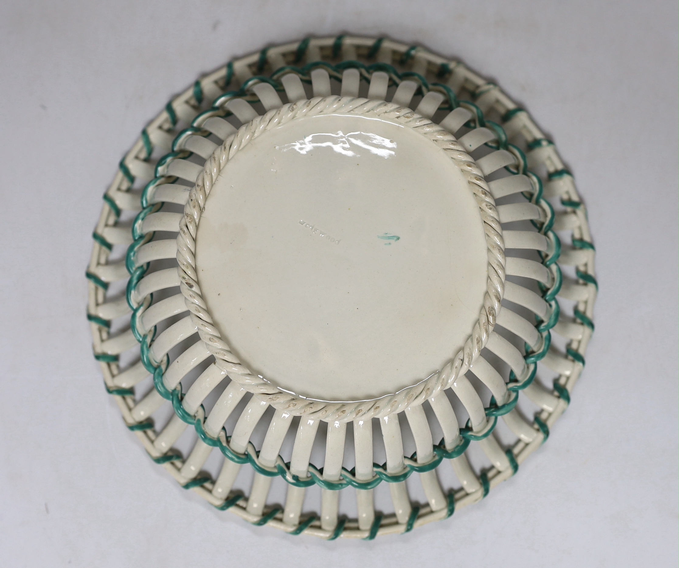 An Wedgwood creamware basket, c.1810, diameter 22cm